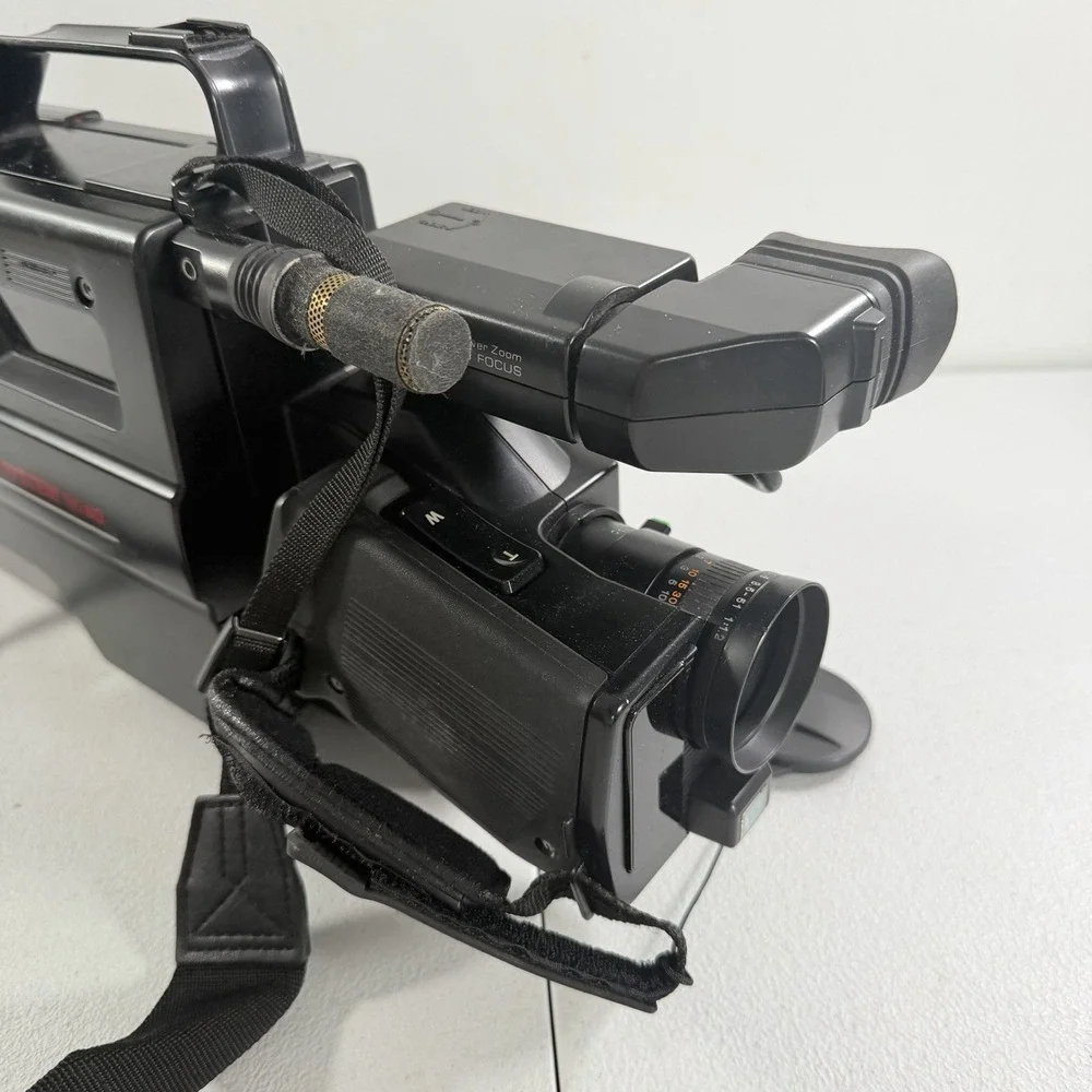 Vintage GE 9-9806 VHS Movie Video System Camcorder POWERS ON AS IS READ DESC.